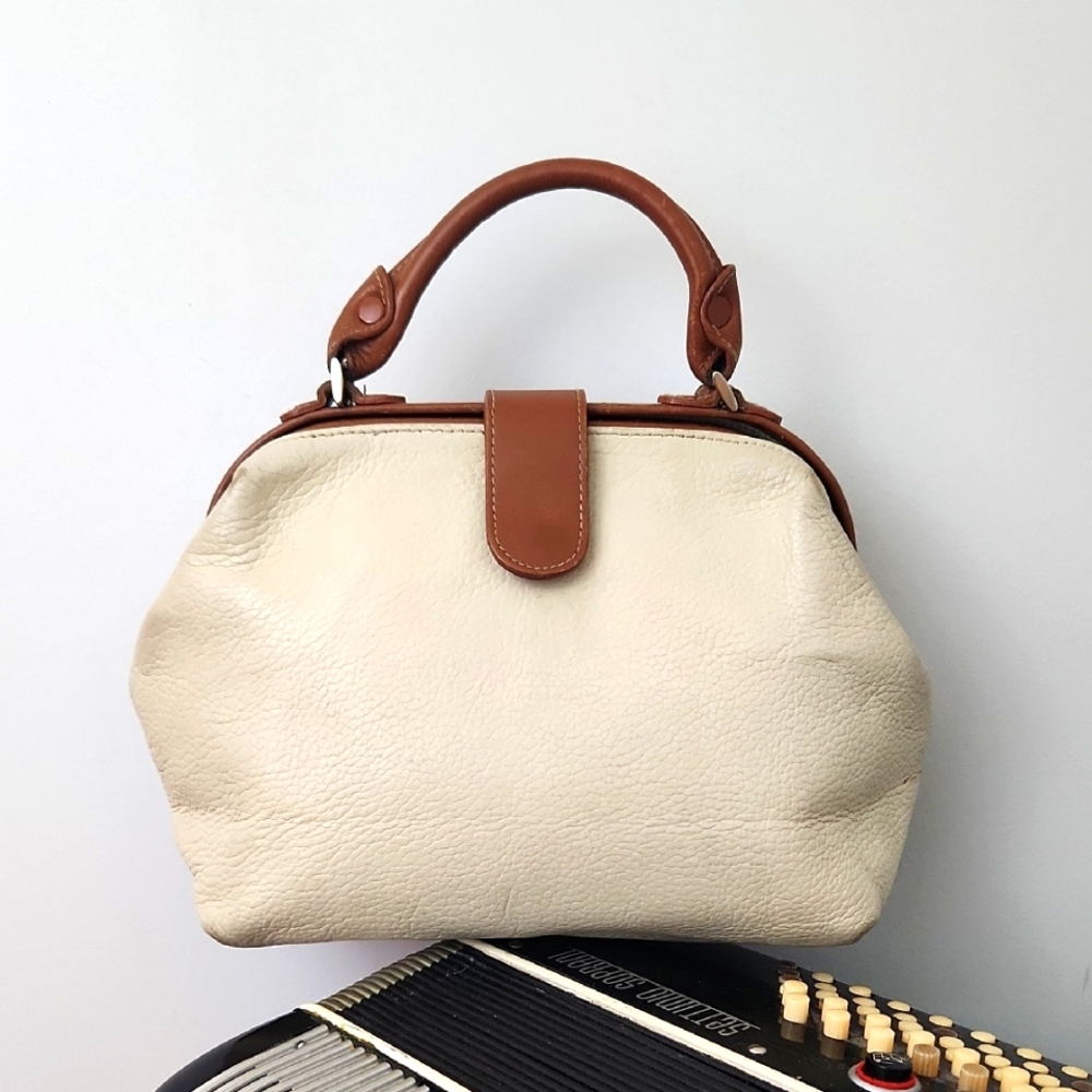 VINTAGE TJW IVORY PEBBLED LEATHER W/BROWN LEATHER HANDLE HANDBAG